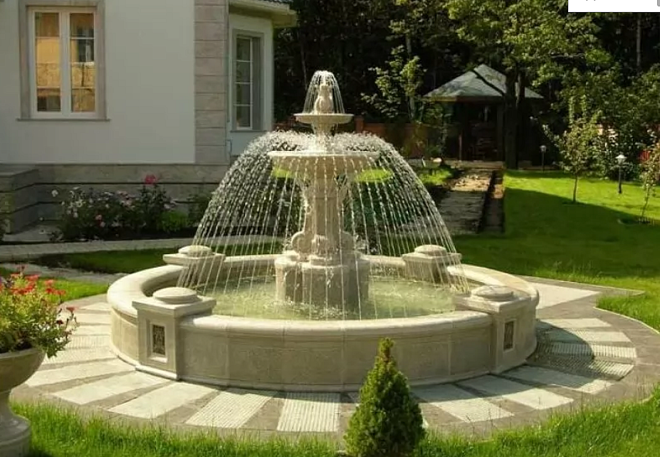 Круглый классический фонтан 
